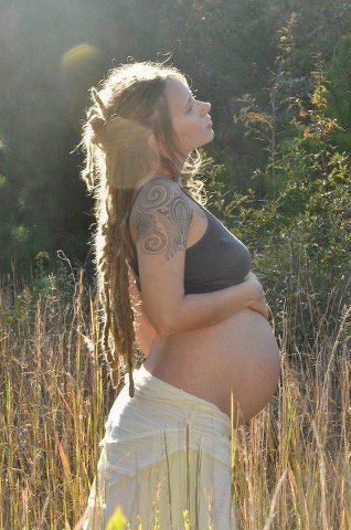 Imagen de dreads Hippie Pregnancy, Maternity Picture Outfits, Hippie Mom, Dread Head, Beautiful Locs, Hippie Aesthetic, Motherhood Photography, Natural Pregnancy, Dreads Styles