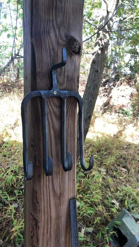 Blacksmith Christmas Ideas, Blacksmith Hooks, Forge Projects, Blacksmith Ideas, Blacksmithing Ideas, Iron Jewelry, Blacksmith Projects, Garden Dining, Metal Yard Art