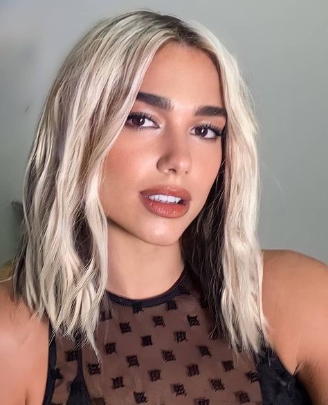 Growing Out Bangs, Peekaboo Hair, Diy Hair Color, Dyed Blonde Hair, Calvin Harris, Penteado Cabelo Curto, Kris Jenner, Short Blonde Hair, Dua Lipa