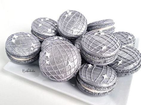 Night At The Disco Party, Disco Ball Macarons, Disco Macarons, Disco Ball Cookies, New Years Party Food, 18th Birthday Party Themes, Sweet Sixteen Birthday Party Ideas, 17th Birthday Ideas, Disco Birthday Party