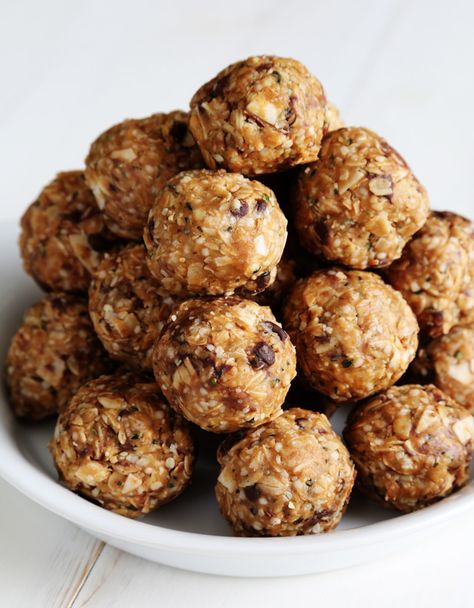 Peanut Butter No Bake Gluten Free Energy Bites. The simple recipe for the always hungry people in your life. Gluten Free Energy Bites, Bake Gluten Free, Gluten Free On A Shoestring, Peanut Butter Energy Bites, Gluten Free Protein, Peanut Butter No Bake, Protein Bites, Protein Balls, Protein Ball