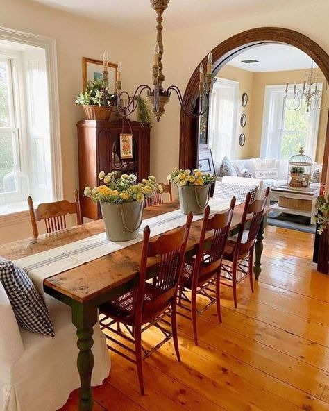 Hanging Plants Ideas, Farmhouse Table Decor, Plants Ideas, Casa Vintage, Dining Table Centerpiece, Lancaster County, Dining Room Inspiration, Historic Home, Boho Home