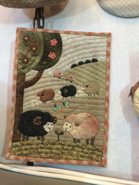 Sheep Quilt, Mini Patchwork, Sheep Crafts, Wool Applique Patterns, Applique Quilt Patterns, Quilts Decor, Wool Quilts, Landscape Quilts, Lap Quilts