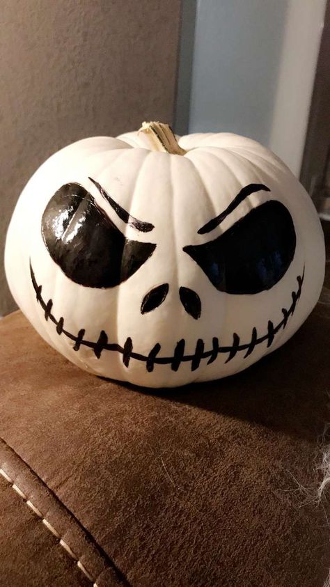 Jack Skellington white pumpkin sharpie drawing Cute Painted Pumpkin Ideas, Pumpkin Designs Painted, Halloween Pumpkin Crafts, Jack Skellington Pumpkin, Creative Pumpkin Painting, Cute Pumpkin Carving, Creative Pumpkin Decorating, Jack The Pumpkin King, Pumkin Carving