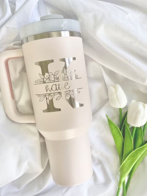 Premium Drinkware, Trendy Accessories, Modern Home Decor – J&J Designs Stanley Cup Customized, Personalized Stanley Cup, Sublimation Projects Ideas, Diy Cricut Gifts, Stanley Cup Designs, Stanley Design, Vaso Yeti, Copo Stanley, Engraved Water Bottles