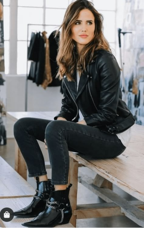 Leather Moto Jacket Outfit, Red Leather Jacket Outfit, Leather Jacket Outfit Ideas, Womens Leather Jacket Outfit, Style Androgyne, Jackets For Winter, Moto Jacket Outfit, Black Leather Jacket Outfit, Jacket Outfit Ideas