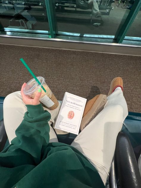 Travel Outfit Plane Aesthetic, Airport Aesthetic Coffee, Travel Instagram Stories Airport, Airport Coffee Aesthetic, Outfit For Flight Travel Airports, Airport Coffee, Airport Book Aesthetic, Travel Pics Airport, Airport Reading Aesthetic