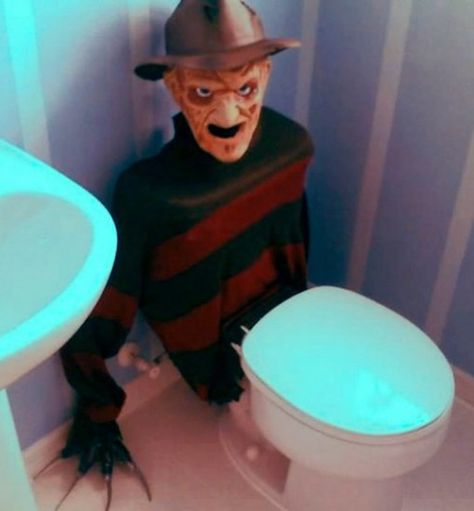 Top 10 Scariest Halloween Toilets and Scary Toilet Covers Creepy Halloween Decorations Diy, Cheap Diy Halloween Decorations, Halloween Bathroom, Spiders Scary, Casa Halloween, Halloween Fest, Modern Halloween, Adornos Halloween, Halloween Tattoo