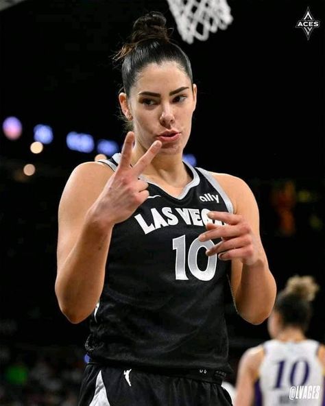 Kelsey Plum Basketball, Kelsey Plum, Sport Icon, Wnba, Womens Basketball, Woman Crush, Female Athletes, Basketball Players, Sports Women