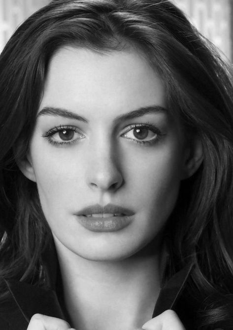 Anne Hathaway Pics, 얼굴 드로잉, 얼굴 그리기, Portrait Photography Women, Face Photography, Celebrity Portraits, Foto Art, Black And White Portraits, Anne Hathaway