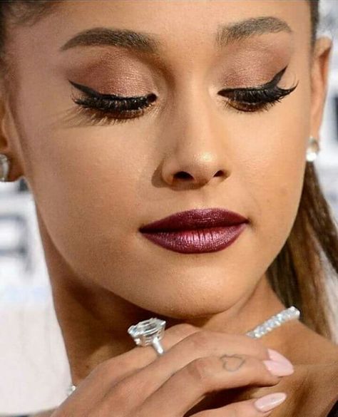 Love make up ariana grande Ariana Grande Eyeliner, Ariana Grande Lipstick, Ariana Grande Eyes, Ariana Makeup, Ariana Grande Makeup Tutorial, Moonlight Wallpaper, Ariana Grande 2016, Ariana Grande Looks, Celeb Makeup