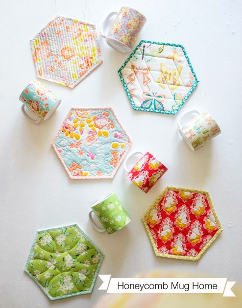 Honeycomb Mug Rug Video Tutorial! — Maxie Makes Revamp Clothes, Mug Rug Tutorial, Sew Crafts, Mug Rug Patterns, Diy Mugs, Hexagon Quilt, Diy Coasters, Cadeau Diy, Mini Quilts