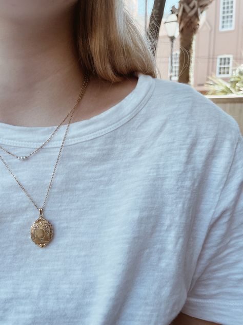 Dainty Gold Locket, Locket Outfit, Small Gold Locket, Locket Aesthetic, Locket Necklace Vintage, Engraved Locket, Gold Locket Necklace, Necklace Outfit, Gold Jewelry Simple Necklace