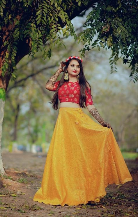 Haldi Poses For Bride, Haldi Photoshoot, Haldi Ceremony Outfit, Haldi Dress, Indian Bride Poses, Indian Bride Photography Poses, Haldi Outfits, Bride Photos Poses, Haldi Outfit