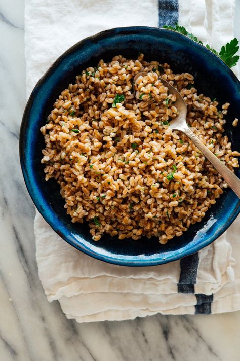 Learn how to cook perfect farro with this foolproof recipe. Farro is a versatile whole grain that is chewy and nutty—it's just delicious! Add farro to your salads, cook it in soups, or serve it as a side dish. #farro #wholegrain #emmer #cookieandkate Italian Farro Recipes, Soup With Farro, Greek Farro Salad, Faro Salad, How To Cook Farro, Farro Soup, Grain Dishes, Farro Salad Recipes, Grain Salads