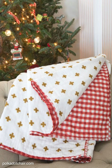 Learn how to make a simple quilted blanket out of double gauze material with this free sewing tutorial, cute project for Christmas or any time of the year (would also be a great baby blanket) Sewing Squares, Perlengkapan Bayi Diy, Diy Baby Blanket, Blanket Tutorial, Gauze Blanket, Trendy Sewing Projects, Easy Baby Blanket, Quilted Blanket, Blanket Diy