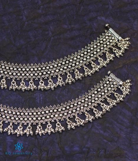 Antique Silver Anklet, Payal Designs Silver, Silver Anklets Designs, Silver Payal, Bridal Anklet, Silver Jewelry Accessories, Anklet Designs, Ankle Jewelry, Silver Jewellery Indian