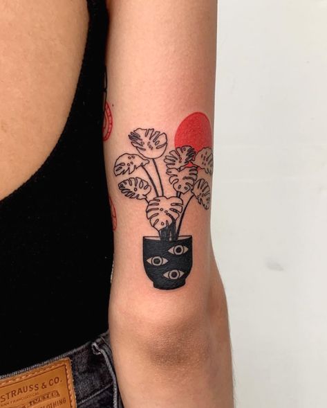 sunflower in vase tattoo #sunflowertattoos #tattooideas Muster Tattoos, Plant Tattoo, Geniale Tattoos, R Tattoo, Dainty Tattoos, Skin Art, Piercing Tattoo, First Tattoo, Mini Tattoos