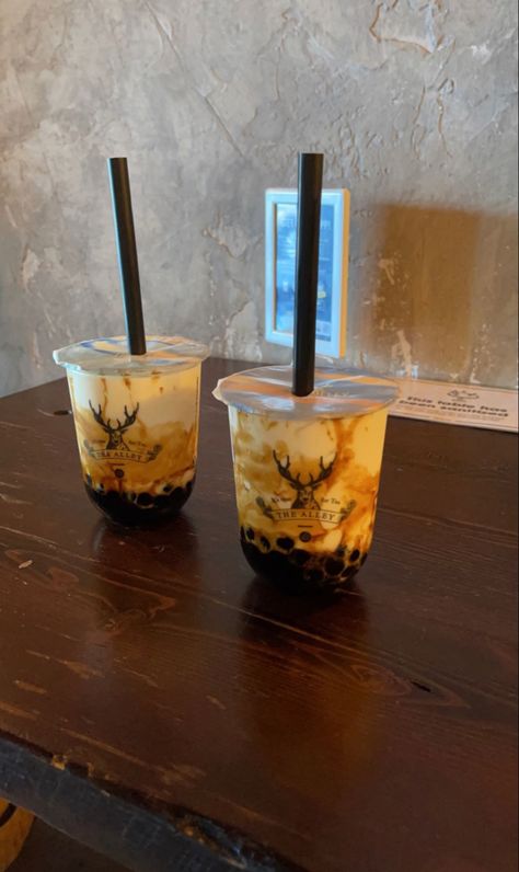 the alley bubble tea brown sugar The Alley Bubble Tea, Brown Sugar Bubble Tea, Constantly Hungry, Bubble Tea Flavors, Bubble Tea Boba, Boba Drink, Bubble Milk Tea, Movie Theatre, Cute Snacks