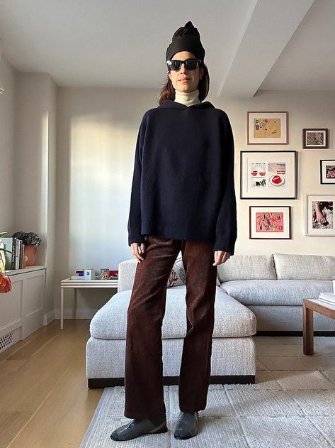 1/2: Brown corduroy pants could be the new jeans Hoodie And Turtleneck Outfit, Brown Velvet Pants Outfit, How To Style Brown Pants, Brown Jeans Outfit, Velvet Pants Outfit, Leandra Medine Style, Brown Pants Outfit, Turtleneck Hoodie, Corduroy Pants Outfit