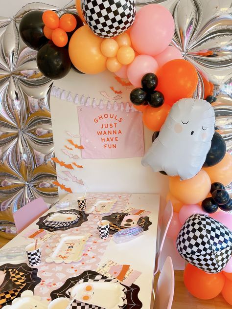 Looking to add some style and spook to your Halloween party this year? Our DIY balloon garland is it! Each kit includes 8’ of balloon tape, easy step by step instructions, 64 balloons in varying sizes, a foil ghost and 2 foil black cheered orbs. Halloween Birthday Party Balloon Arch, Neutral Halloween Birthday Party, Spooky One Birthday Table Decor, Second Halloween Birthday Party, 1st Birthday Party Halloween, Girly Halloween Party Ideas, Preppy Halloween Birthday Party, Halloween Theme One Year Birthday, Spooky 3rd Birthday