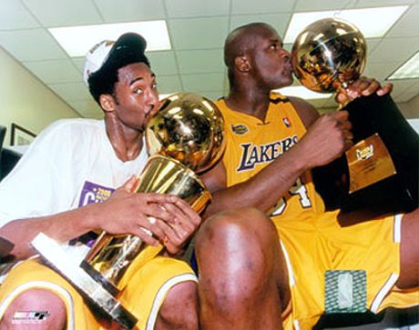 Lakers Universe - Kobe Bryant Picture Kissing 2000 Trophies Shaq And Kobe, Kobe Bryant Lakers, Kobe Bryant 8, Bryant Lakers, Kobe Bryant Family, Phil Jackson, Vanessa Bryant, Kobe Bryant Pictures, Nba Mvp