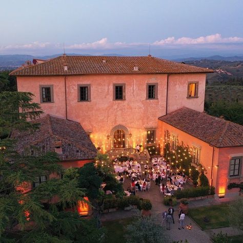 A Villa Mangiacane wedding planned by The Tuscan Wedding Photo by Stefano Santucci Tuscany Villa Wedding, Villa Wedding Reception, Chianti Wedding, Bridal Shower Modern, Forest Wedding Reception, Italian Wedding Venues, Shower Modern, Tuscan Villa, Tuscan Wedding