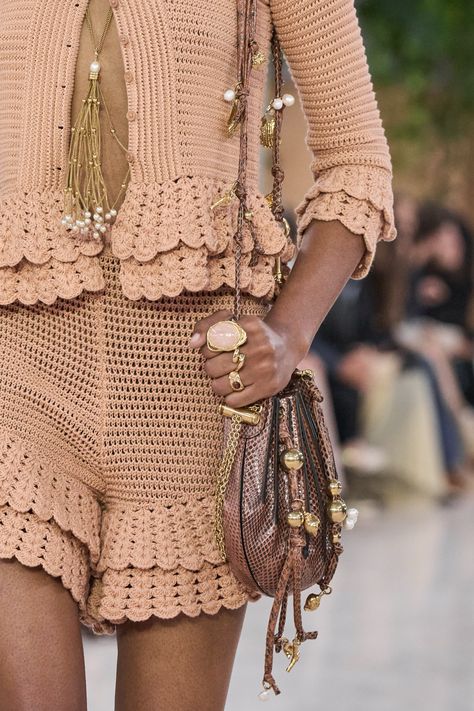 Chloé Spring 2025 Ready-to-Wear https://www.vogue.com/fashion-shows/spring-2025-ready-to-wear/chloe/slideshow/detail#105 Knit Fashion, Couture Collection, 70s Fashion, Crochet Fashion, Fast Fashion, Couture Fashion, Crochet Clothes, Paris Fashion Week, High Fashion