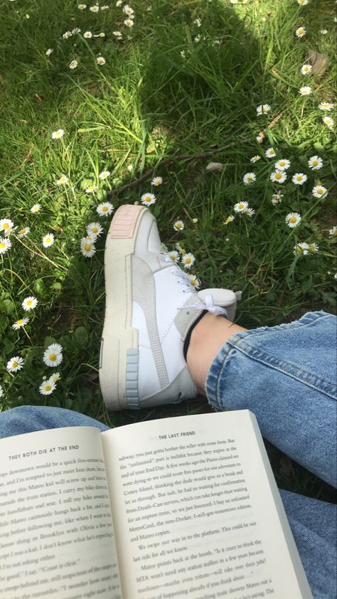 Bookstagram Inspiration, Instagram Creative Ideas, Book Instagram, Instagram Ideas Photography, Best Photo Poses, Reading A Book, Spring Aesthetic, Foto Ideas Instagram, Instagram Creative