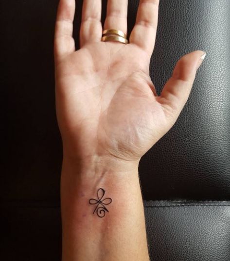 For many reasons, people love to have micro tattoos instead of large size tattoos. If you are a newbie in the tattoo world then let me clear you one thing tatto Small Feminine Tattoos, Tattoo World, Verse Tattoos, Cool Wrist Tattoos, Wrist Tattoos For Guys, Meaningful Tattoos For Women, Small Girl Tattoos, Small Meaningful Tattoos, Small Wrist Tattoos