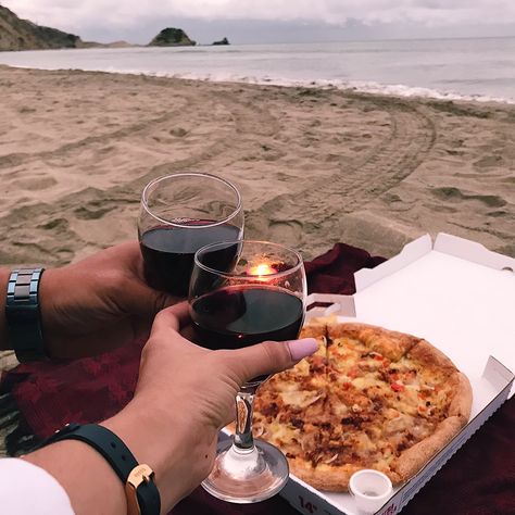 #wine #pizza #beach #love #wineandpizza #wineandbeach #beachandpizza #playa #vino #amor #playayvino #playaypizza Romantic Beach Picnic, Love Mantra, Wine Pizza, Wine And Pizza, Beautiful Beach Pictures, Find Your Soulmate, Manifest Love, Beach Love, Creative Photography Techniques