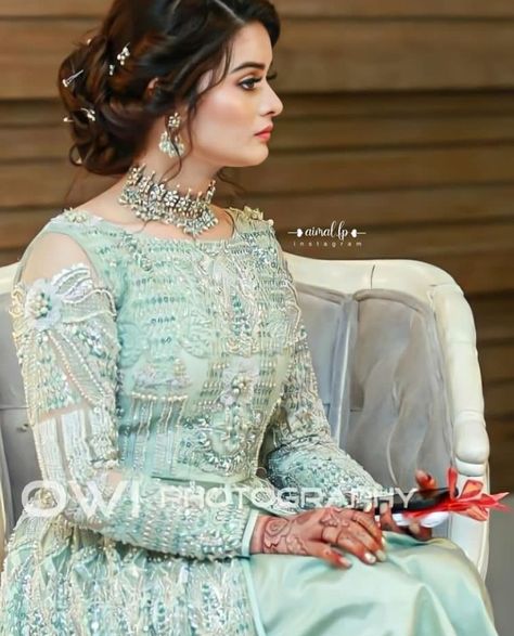 Hairstyle For Barat, Jura Hairstyle, Open Hair Hairstyles, Nikah Outfit, Pakistani Bridal Makeup, Lehenga Designs Simple, Latest Bridal Dresses, Designer Kurti Patterns, Fancy Dresses Long