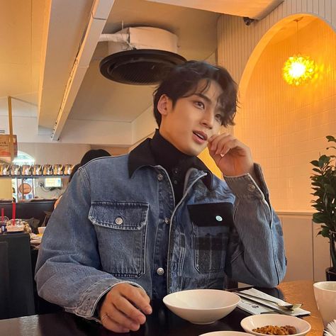 SEVENTEEN Instagram & Weibo on Twitter: "[#MINGYU 📸 Instagram] 220403 min9yu_k #민규 #SEVENTEEN #세븐틴 @pledis_17… " Boyfie Material, Seventeen Instagram, Choi Hansol, Vernon Chwe, Kim Min Gyu, Won Woo, Mingyu Seventeen, Pledis 17, Kim Min