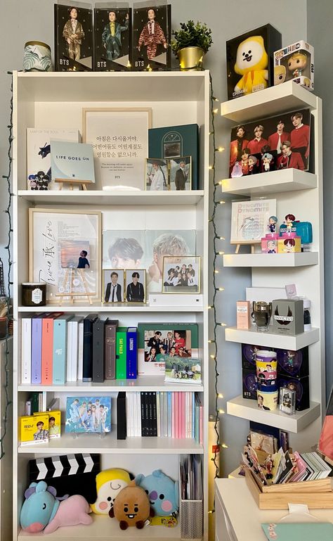 Picture Wall Ideas Bedroom, Albums Shelf, Wall Ideas Bedroom, Kpop Shelf, Picture Wall Ideas, Bts Diy, Bts Room, Army Room Decor, Kpop Room