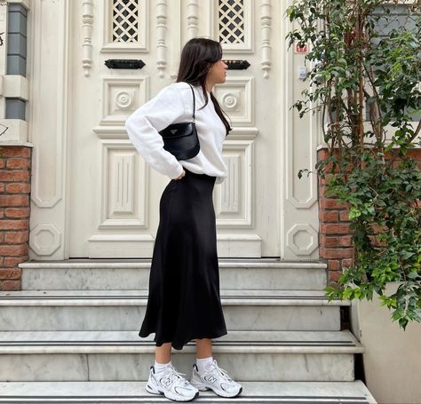 Satin Skirt Outfit, Chique Outfit, New Balance Outfit, Rock Outfit, Midi Skirts, Modest Fashion Outfits, Satin Skirt, Outfit Inspo Fall, 가을 패션