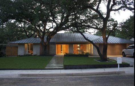 Ranch with standing seam roof Modern Ranch House Exterior, Exterior Layout, Luxury Ranch House Plans, Modern Ranch Style Homes, Mid Century Modern Ranch, Ranch House Remodel, Modern Ranch House, Luxury Ranch, Ranch House Exterior