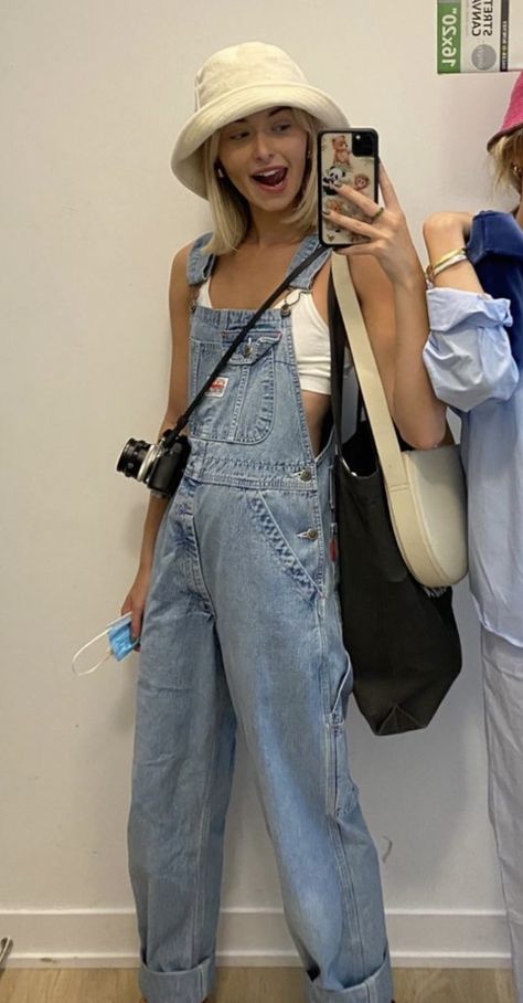 Jean Overall Outfits Winter, Dungarees Outfit Summer, Dungarees Outfit Winter, Overall Outfit Winter, Denim Dungarees Outfit, Jean Overall Outfits, Overalls Outfit Aesthetic, Dungarees Outfit, Dungaree Outfit