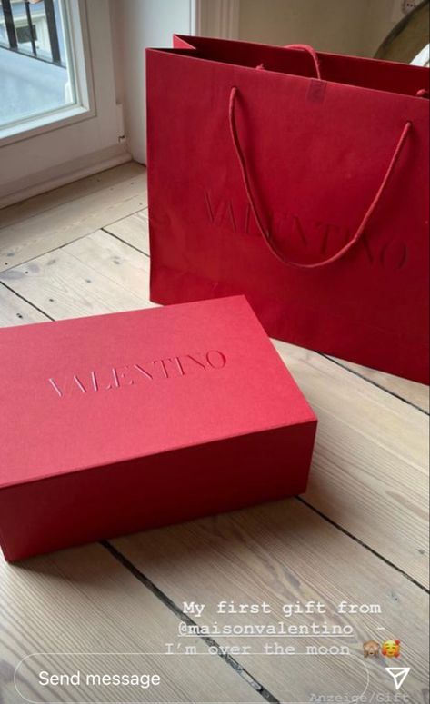 Pr package valentino Luxury Pr Package, Valentino Packaging, Pr Packages Aesthetic, Valentino Gifts, Box Bag Packaging, Luxury Brand Packaging, Pr Package, Pr Kit, Paper Bag Design