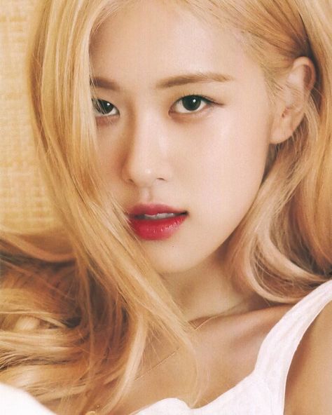 [📸] Rosé for BLACKPINK Summer Diaries in Hawaii. 🖤🔥 @roses_are_rosie . . . . . . . . . Follow for more infos. Your source of BLACKPINK Rosé… Bp Rosé, Roseanne Park, Park Rosé, Rose Blackpink, Rose Park, Rose Icon, Lisa Rosé, Rose Photos, Jairzinho