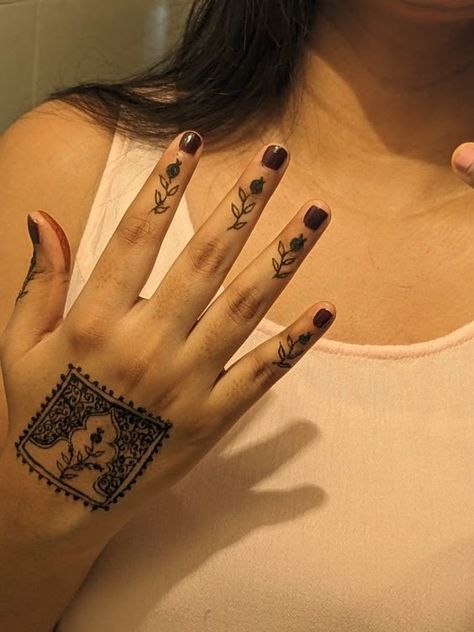 Crescent Moon Henna Design, Arabic Style Mehendi Designs, Henna Designs Aesthetic, Cute Mehendi, Minimal Mehendi Designs, Mehndi Tattoos, Henna Inspired Tattoos, Finger Henna Designs, Henna Tattoo Designs Hand