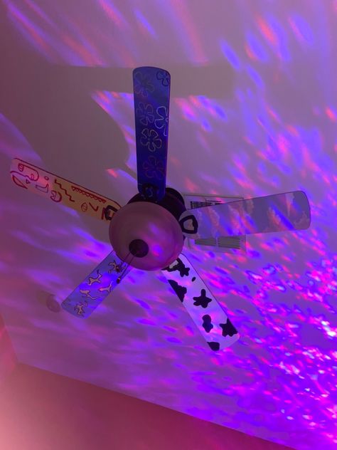 fan painting Painted Ceiling Fan Blades Aesthetic, Ceiling Fan Painting Ideas Trippy, Fan Painting Ideas Ceiling, Painted Ceiling Fan Ideas, Fan Painting Ideas, Ceiling Fan Painting Ideas, Room Decor Bedroom Teenage Girl, Diy Ceiling Paint, Painted Bedroom Doors