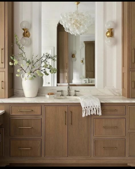 Dark Oak Bathroom Vanity, Natural Wood Master Bath, Stained Wood Bathroom Vanity, Wood Vanity Bathroom Ideas, Farmhouse Bathroom Inspiration, Dark Oak Cabinets, Drømme Bad, Small White Bathrooms, Oak Bathroom Vanity