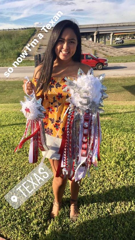 A native Michigander is now a Texan. This is a great lit-up freshman Cinco Ranch High School mum and garter. Hoco Braids Mum, Quad Homecoming Mum, Mum Freshman, Freshman Mum, Klein High School Mums, Mums Homecoming Freshman, Mums Homecoming Senior, Freshman Homecoming, Homecoming Freshman