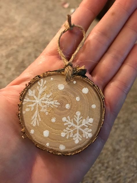 Simple Wood Slice Ornaments, Wood Disk Crafts, Wooden Disc Christmas Ornaments, Ideas With Wood Slices, Wood Cookie Ornaments, Wood Slice Art Christmas, Christmas Ornaments Homemade Rustic, Ideas With Wood, Wood Slice Christmas