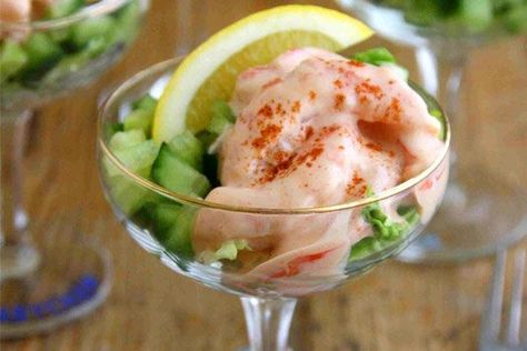 Prawn Cocktail Presentation, Prawn Cocktail Recipe, Cocktail Presentation, 70s Food, Dinner Yummy, Prawn Cocktail, Shrimp Cocktail, Best Chicken Recipes, Retro Recipes