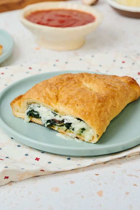 Mushroom and Spinach Calzone - DeLallo Calzone Recipe With Pizza Dough, Spinach Calzone, Pull Apart Pizza Bread, Pizza Bread Recipe, Calzone Recipe, Veggie Pizza, On The Go Snacks, Spinach Stuffed Mushrooms, Sauteed Mushrooms