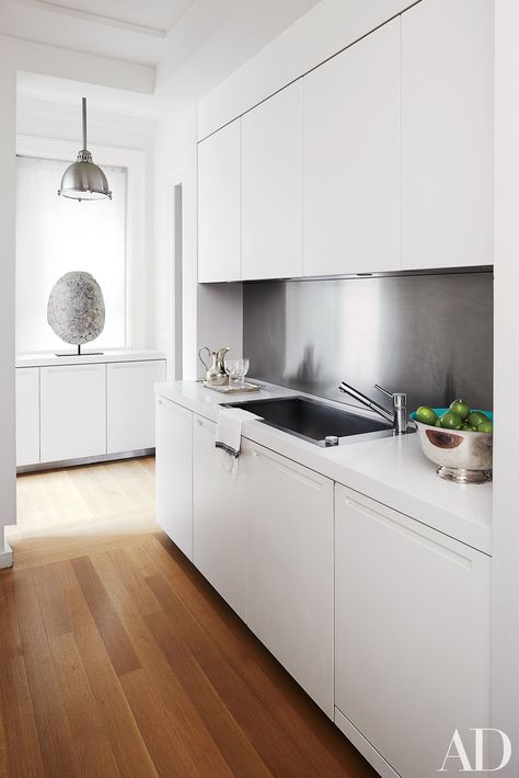 Celebrity Kitchen Decor - Nate Berkus, Ellen DeGeneres, Neil Patrick Harris, and More Photos | Architectural Digest Metal Backsplash Kitchen, Manhattan Kitchen, Creative Kitchen Backsplash, Black Marble Countertops, Celebrity Kitchens, Upper East Side Apartment, Diy Kitchens, Stainless Steel Backsplash, Серая Кухня