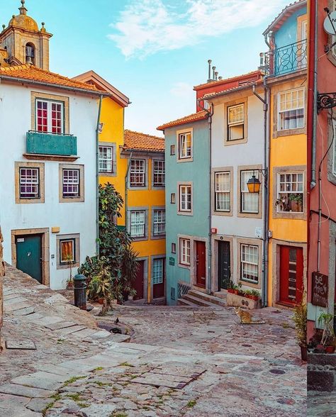 Portugal ✦ SUPER PORTUGAL 🇵🇹 on Instagram: “Em pleno bairro da Sé, na cidade do Porto, nesse labirinto de ruelas e escadas que desce até à Ribeira, encontramos o Largo que hoje se…” Wall Art Architecture, Portugal Cities, Paris Rooftops, Landscape City, Driveway Design, Building Photography, Portuguese Culture, River Landscape, Street House