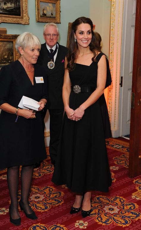 Kate Middleton glitters in black Preen dress for charity awards - the same one she has in red - Mirror Online Kate Middleton Stil, Meghan Markle Dress, Style Kate Middleton, Duchesse Kate, Herzogin Von Cambridge, Duchesse Catherine, Princess Katherine, Mansion House, Kate And Meghan