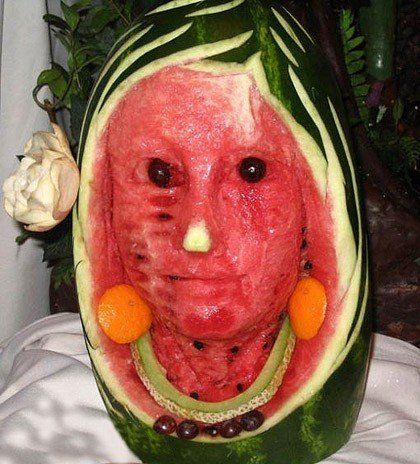 Scary melon. Fruit Sculptures, Watermelon Art, Daily Nutrition, Fruit And Veggie, Vegetable And Fruit, Fun With Food, Pumpkin Art, Halloween Inspiration, Fruit Art